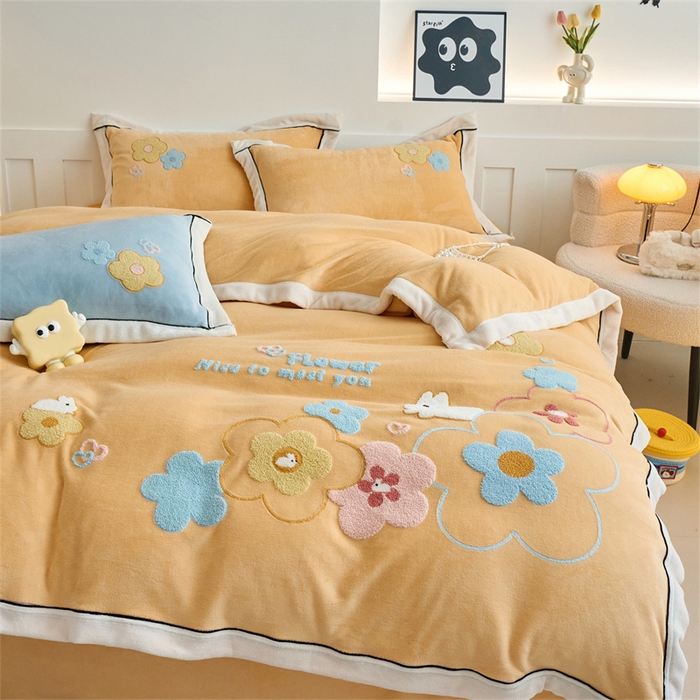 91家纺网 家纺一手货源 找家纺 兰紫橙家纺 2025新款亲肤舒适毛巾绣牛奶绒四件套 桃花朵朵开-雏菊黄