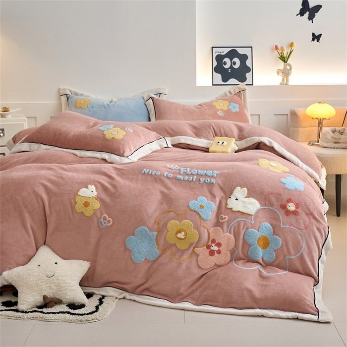 91家纺网 家纺一手货源 找家纺 兰紫橙家纺 2025新款亲肤舒适毛巾绣牛奶绒四件套 桃花朵朵开-星柚粉