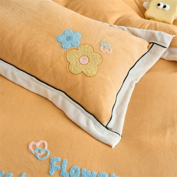 91家纺网 家纺一手货源 找家纺 兰紫橙家纺 2025新款亲肤舒适毛巾绣牛奶绒四件套 桃花朵朵开-雏菊黄