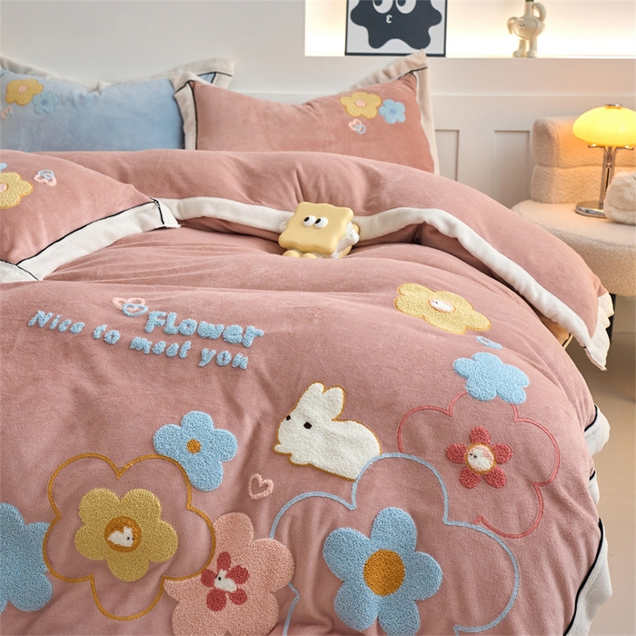 91家纺网 家纺一手货源 找家纺 兰紫橙家纺 2025新款亲肤舒适毛巾绣牛奶绒四件套 桃花朵朵开-星柚粉