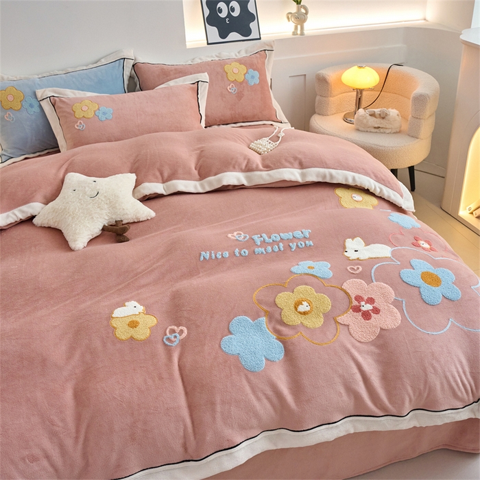 91家纺网 家纺一手货源 找家纺 兰紫橙家纺 2025新款亲肤舒适毛巾绣牛奶绒四件套 桃花朵朵开-星柚粉