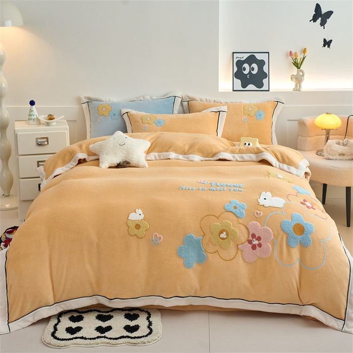 91家纺网 家纺一手货源 找家纺 兰紫橙家纺 2025新款亲肤舒适毛巾绣牛奶绒四件套 桃花朵朵开-雏菊黄