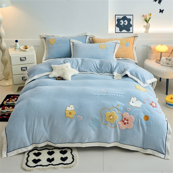 91家纺网 家纺一手货源 找家纺 （总）兰紫橙家纺 2025新款亲肤舒适毛巾绣牛奶绒四件套 8斤重