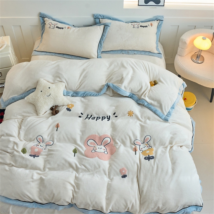 91家纺网 家纺一手货源 找家纺 （总）兰紫橙家纺 2025新款亲肤舒适毛巾绣牛奶绒四件套 8斤重