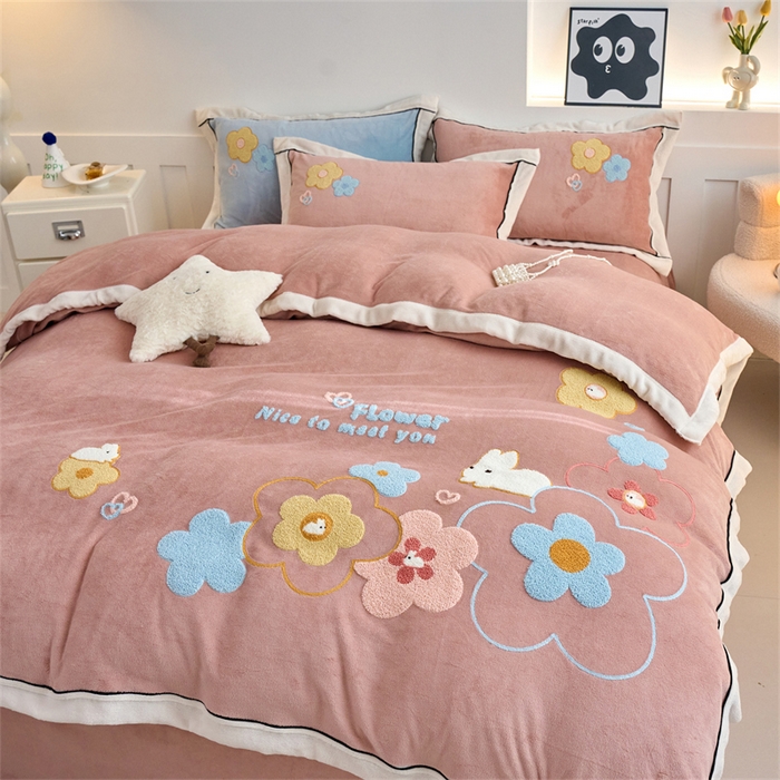 91家纺网 家纺一手货源 找家纺 兰紫橙家纺 2025新款亲肤舒适毛巾绣牛奶绒四件套 桃花朵朵开-星柚粉