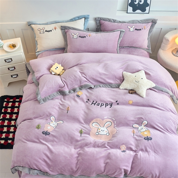 91家纺网 家纺一手货源 找家纺 兰紫橙家纺 2025新款亲肤舒适毛巾绣牛奶绒四件套 开心兔-罗兰紫