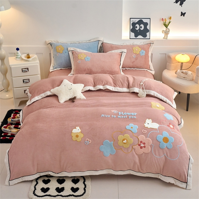 兰紫橙家纺 2025新款亲肤舒适毛巾绣牛奶绒四件套 桃花朵朵开-星柚粉