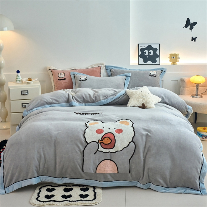 91家纺网 家纺一手货源 找家纺 兰紫橙家纺 2025新款亲肤舒适毛巾绣牛奶绒四件套 小熊-绅士灰