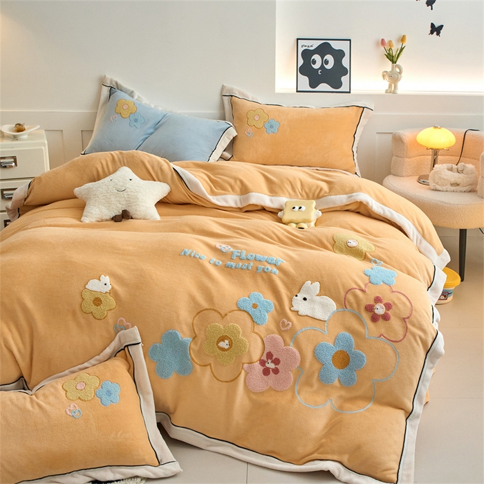 91家纺网 家纺一手货源 找家纺 兰紫橙家纺 2025新款亲肤舒适毛巾绣牛奶绒四件套 桃花朵朵开-雏菊黄