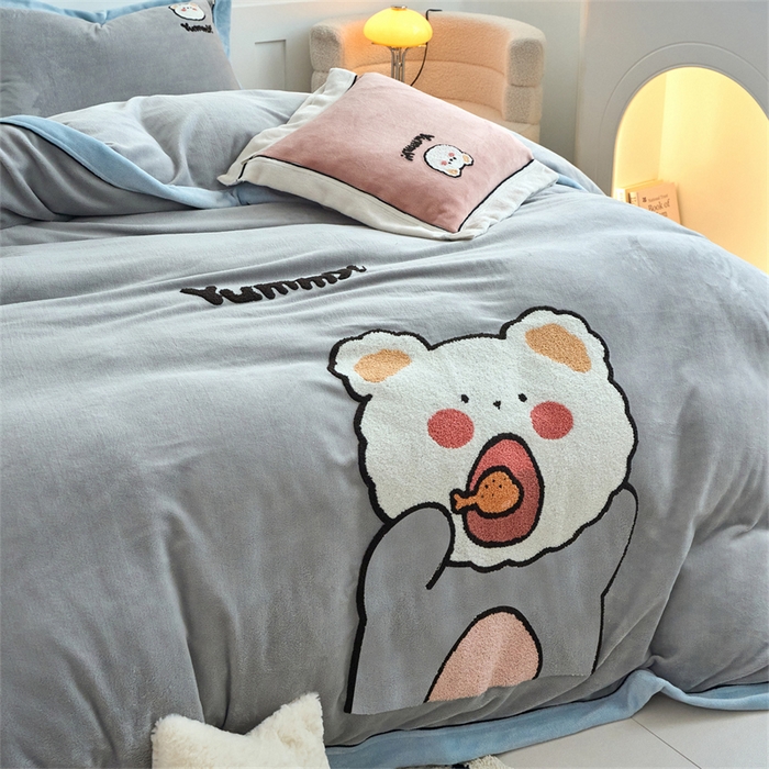 91家纺网 家纺一手货源 找家纺 兰紫橙家纺 2025新款亲肤舒适毛巾绣牛奶绒四件套 小熊-绅士灰