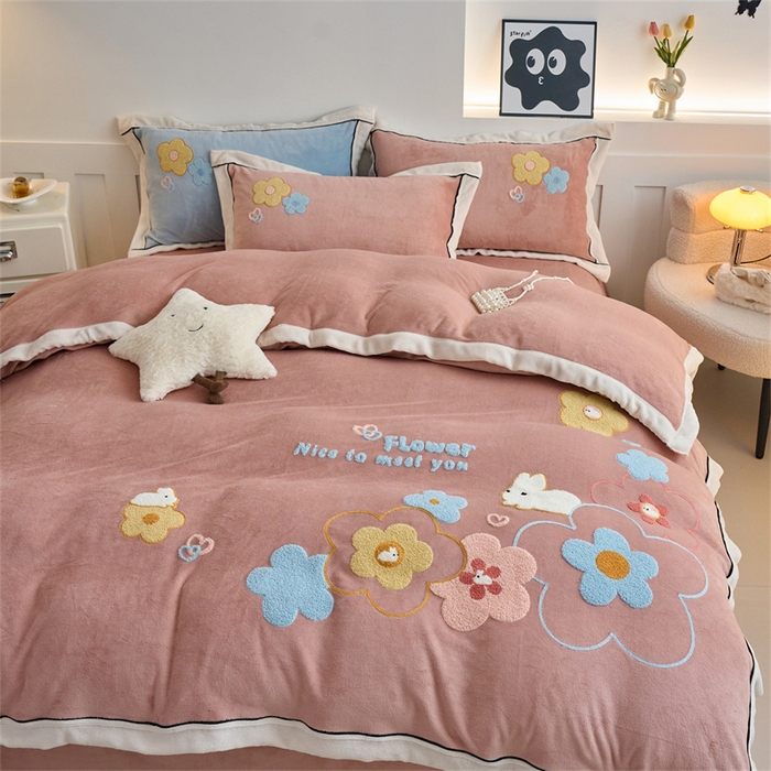 91家纺网 家纺一手货源 找家纺 兰紫橙家纺 2025新款亲肤舒适毛巾绣牛奶绒四件套 桃花朵朵开-星柚粉