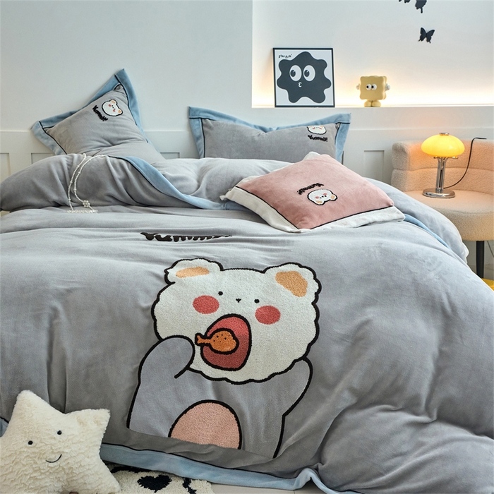 91家纺网 家纺一手货源 找家纺 兰紫橙家纺 2025新款亲肤舒适毛巾绣牛奶绒四件套 小熊-绅士灰