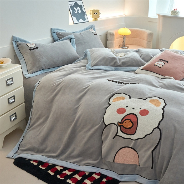 91家纺网 家纺一手货源 找家纺 兰紫橙家纺 2025新款亲肤舒适毛巾绣牛奶绒四件套 小熊-绅士灰