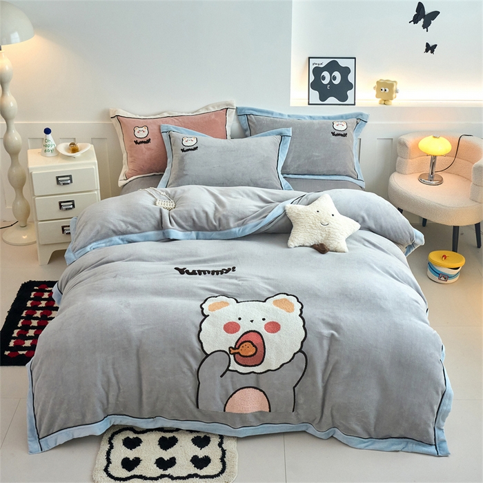 兰紫橙家纺 2025新款亲肤舒适毛巾绣牛奶绒四件套 小熊-绅士灰