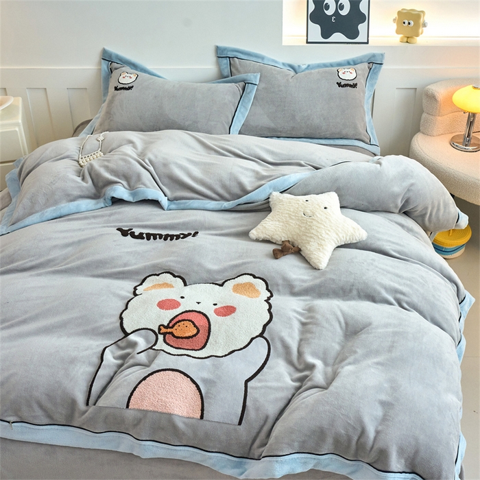 91家纺网 家纺一手货源 找家纺 兰紫橙家纺 2025新款亲肤舒适毛巾绣牛奶绒四件套 小熊-绅士灰