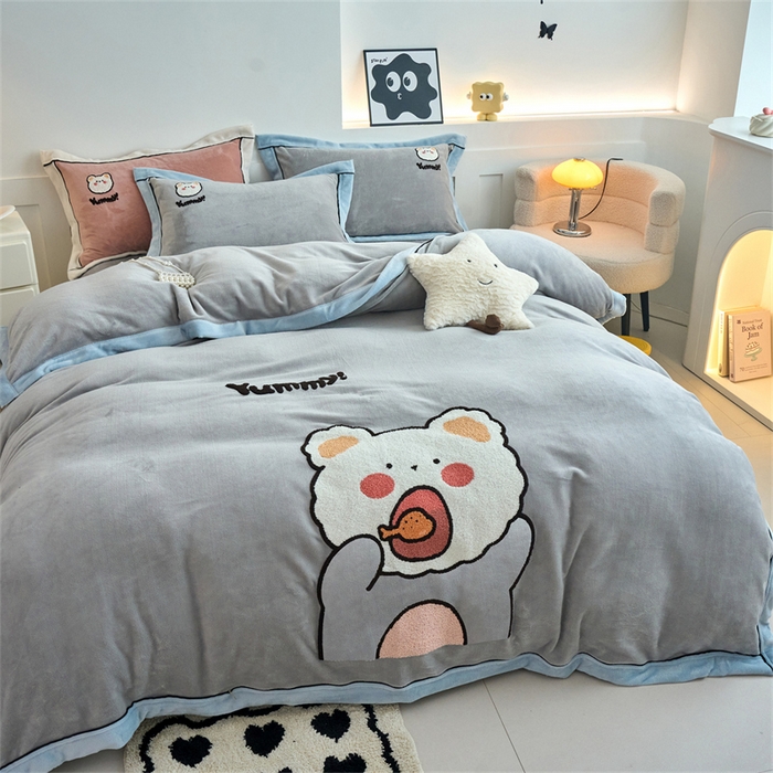 91家纺网 家纺一手货源 找家纺 兰紫橙家纺 2025新款亲肤舒适毛巾绣牛奶绒四件套 小熊-绅士灰