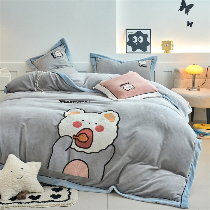 91家纺网 家纺一手货源 找家纺 兰紫橙家纺 2025新款亲肤舒适毛巾绣牛奶绒四件套 小熊-绅士灰