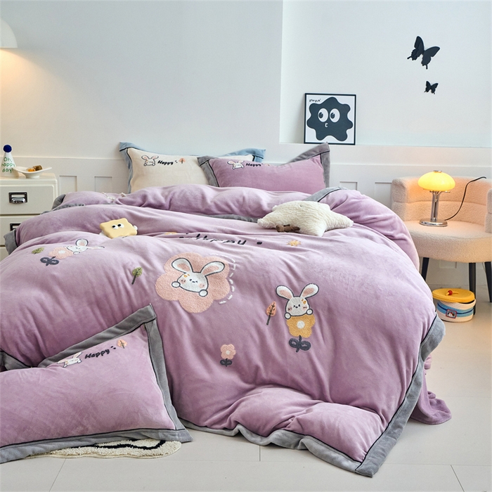 91家纺网 家纺一手货源 找家纺 兰紫橙家纺 2025新款亲肤舒适毛巾绣牛奶绒四件套 开心兔-罗兰紫