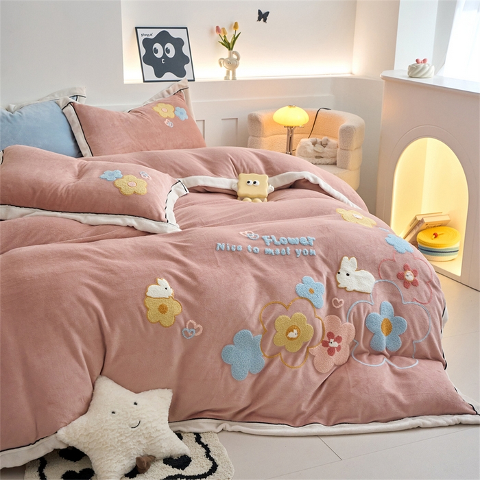 91家纺网 家纺一手货源 找家纺 兰紫橙家纺 2025新款亲肤舒适毛巾绣牛奶绒四件套 桃花朵朵开-星柚粉