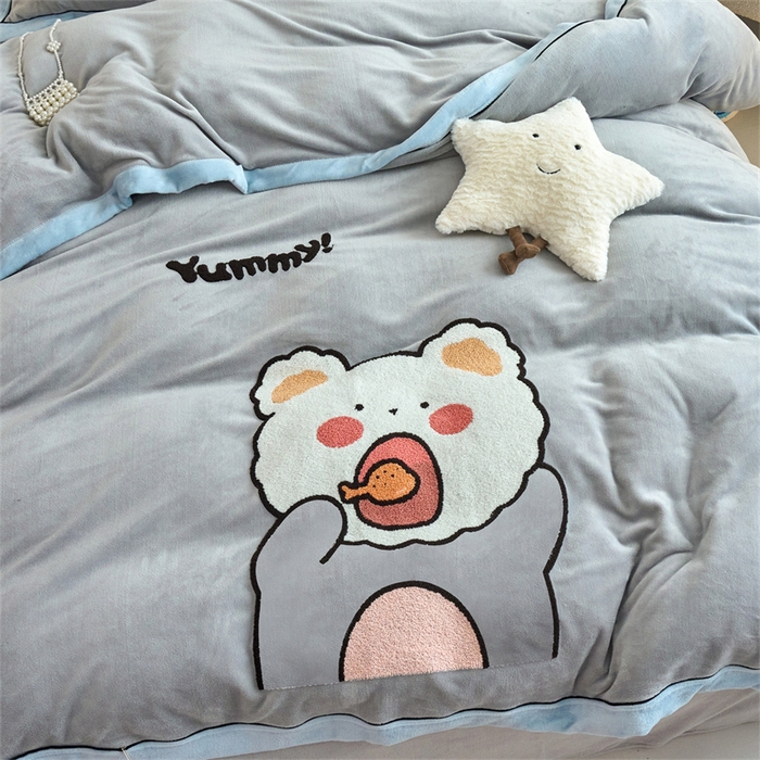 91家纺网 家纺一手货源 找家纺 兰紫橙家纺 2025新款亲肤舒适毛巾绣牛奶绒四件套 小熊-绅士灰