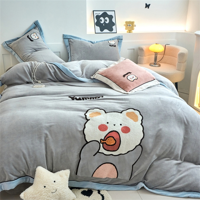 91家纺网 家纺一手货源 找家纺 兰紫橙家纺 2025新款亲肤舒适毛巾绣牛奶绒四件套 小熊-绅士灰