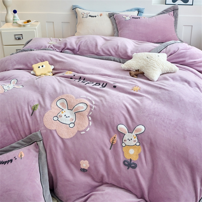 91家纺网 家纺一手货源 找家纺 兰紫橙家纺 2025新款亲肤舒适毛巾绣牛奶绒四件套 开心兔-罗兰紫