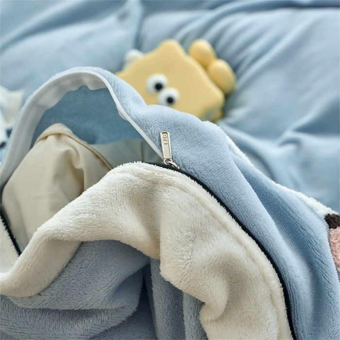 91家纺网 家纺一手货源 找家纺 兰紫橙家纺 2025新款亲肤舒适毛巾绣牛奶绒四件套 小熊-天空蓝