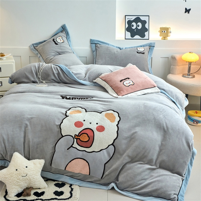 91家纺网 家纺一手货源 找家纺 兰紫橙家纺 2025新款亲肤舒适毛巾绣牛奶绒四件套 小熊-绅士灰