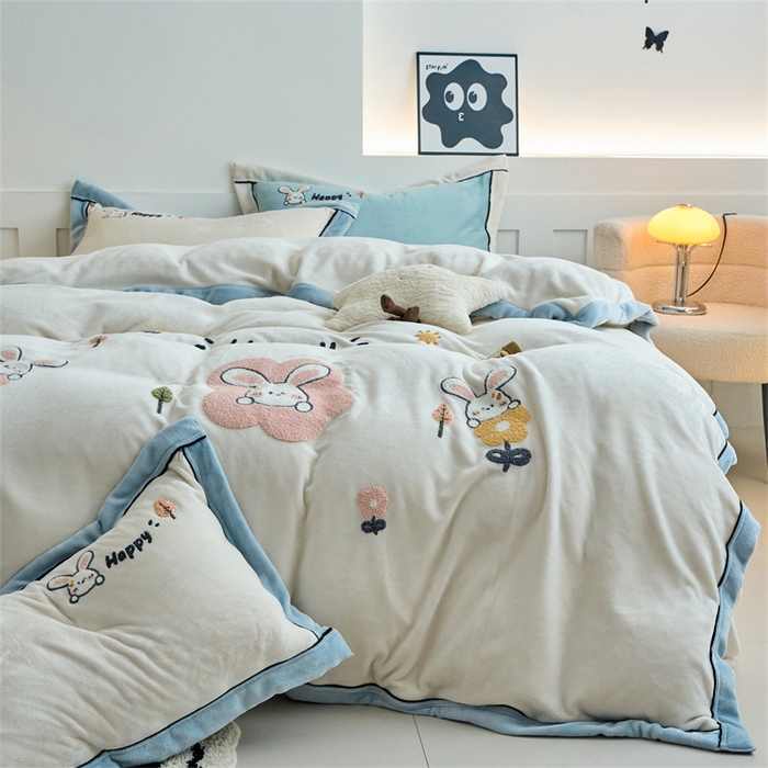 91家纺网 家纺一手货源 找家纺 （总）兰紫橙家纺 2025新款亲肤舒适毛巾绣牛奶绒四件套 8斤重