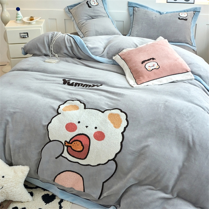 91家纺网 家纺一手货源 找家纺 兰紫橙家纺 2025新款亲肤舒适毛巾绣牛奶绒四件套 小熊-绅士灰