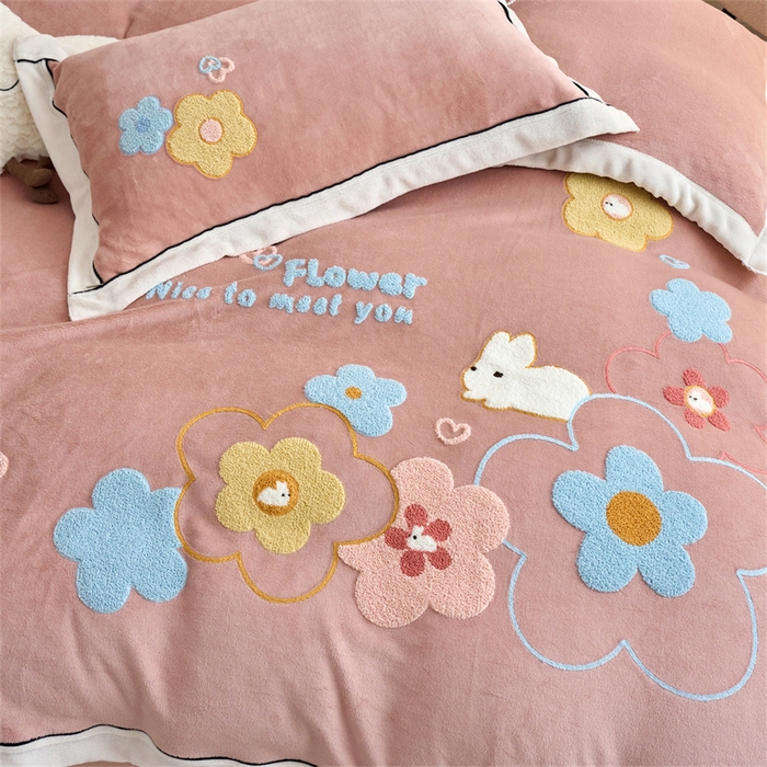 91家纺网 家纺一手货源 找家纺 兰紫橙家纺 2025新款亲肤舒适毛巾绣牛奶绒四件套 桃花朵朵开-星柚粉