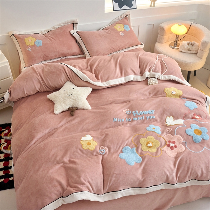 91家纺网 家纺一手货源 找家纺 兰紫橙家纺 2025新款亲肤舒适毛巾绣牛奶绒四件套 桃花朵朵开-星柚粉