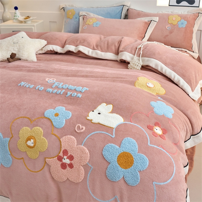 91家纺网 家纺一手货源 找家纺 兰紫橙家纺 2025新款亲肤舒适毛巾绣牛奶绒四件套 桃花朵朵开-星柚粉