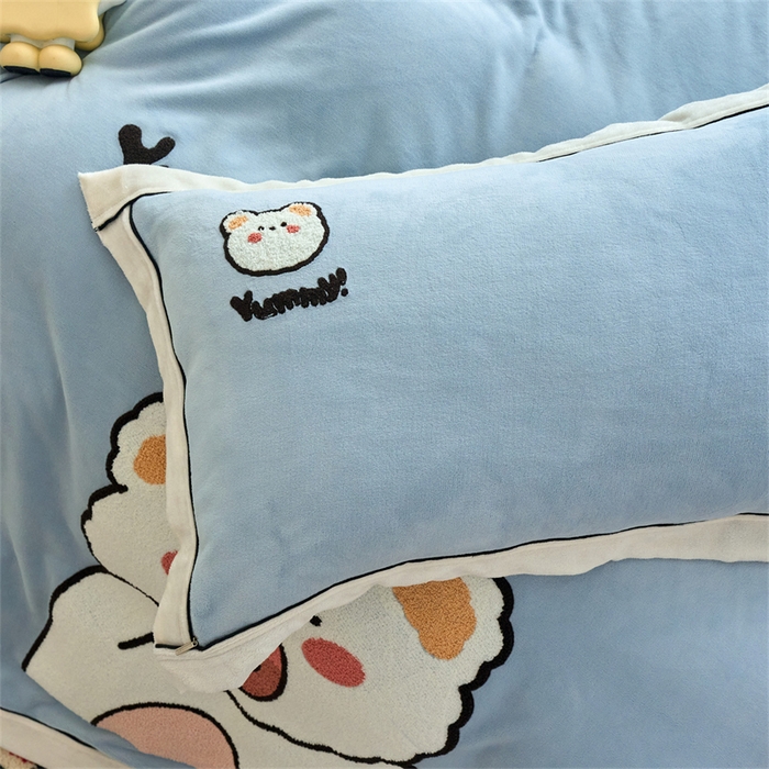 91家纺网 家纺一手货源 找家纺 兰紫橙家纺 2025新款亲肤舒适毛巾绣牛奶绒四件套 小熊-天空蓝