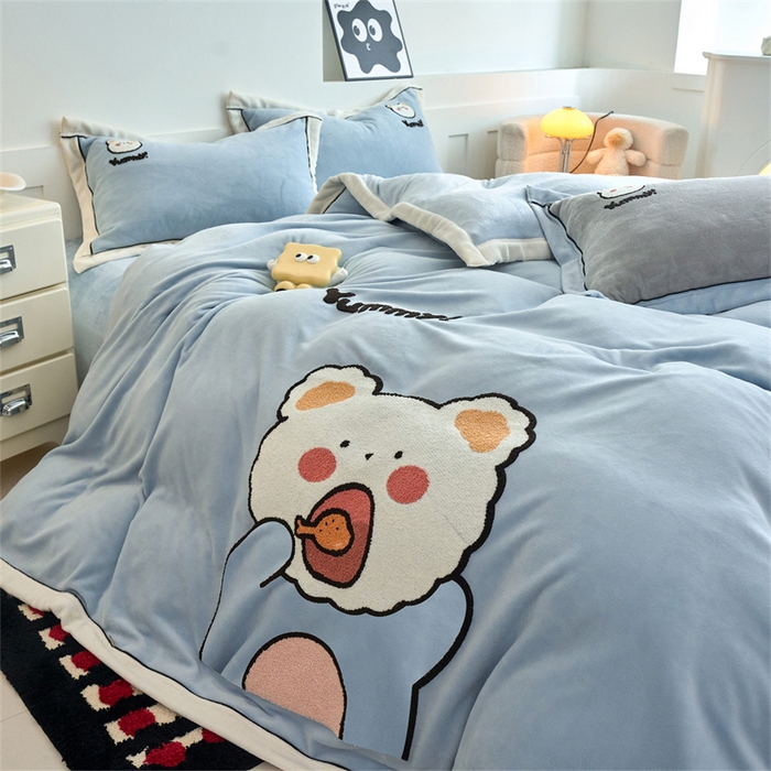 91家纺网 家纺一手货源 找家纺 兰紫橙家纺 2025新款亲肤舒适毛巾绣牛奶绒四件套 小熊-天空蓝