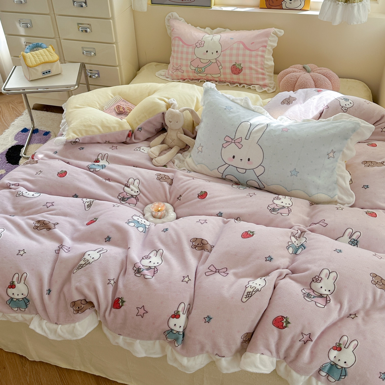 91家纺网 家纺一手货源 找家纺 美乐迪家纺 2025新款加厚牛奶绒花边四件套 甜品小兔