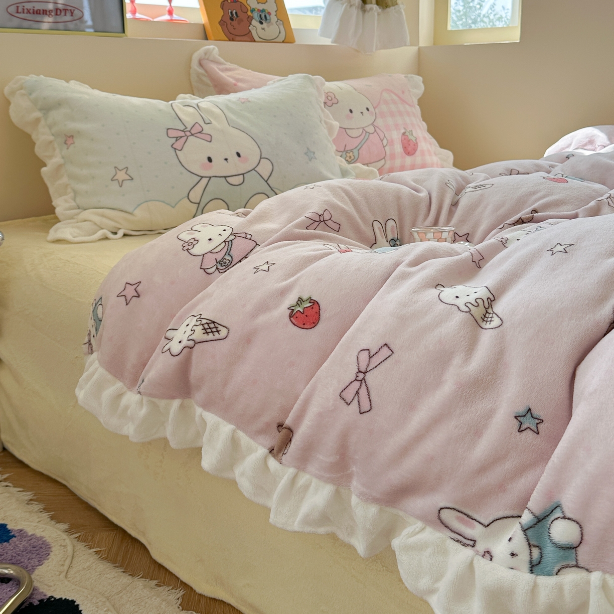 91家纺网 家纺一手货源 找家纺 美乐迪家纺 2025新款加厚牛奶绒花边四件套 甜品小兔