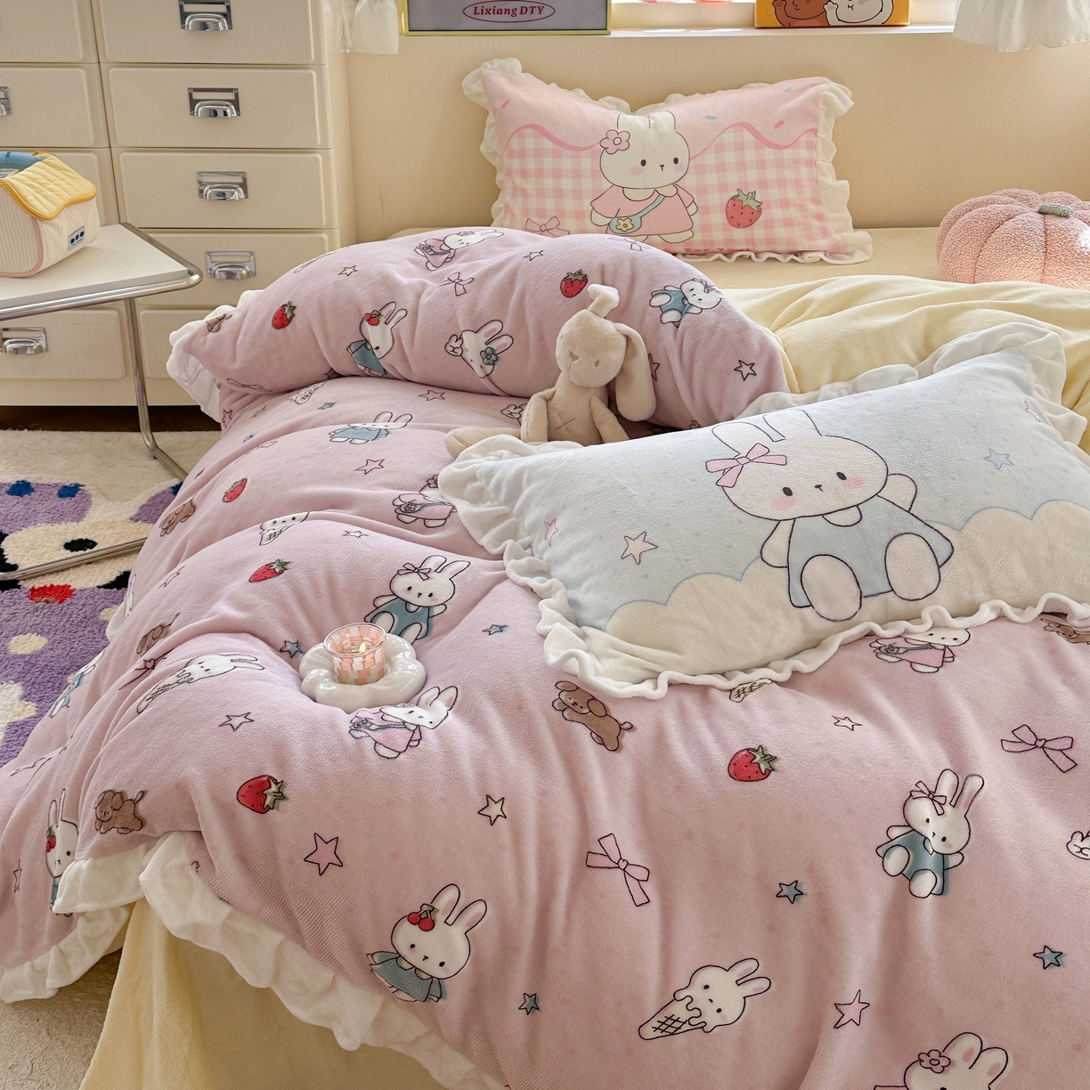 91家纺网 家纺一手货源 找家纺 美乐迪家纺 2025新款加厚牛奶绒花边四件套 甜品小兔