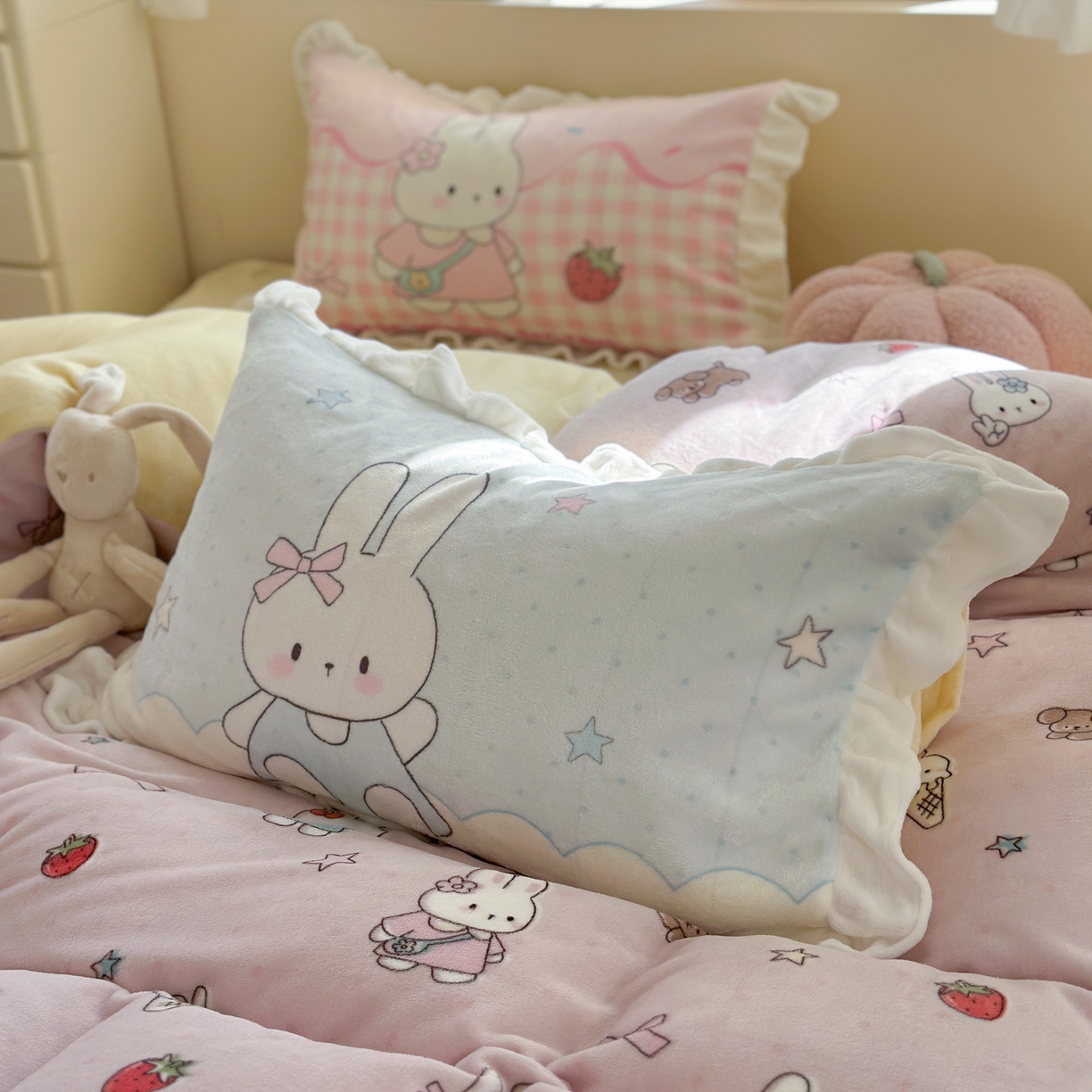 91家纺网 家纺一手货源 找家纺 美乐迪家纺 2025新款加厚牛奶绒花边四件套 甜品小兔