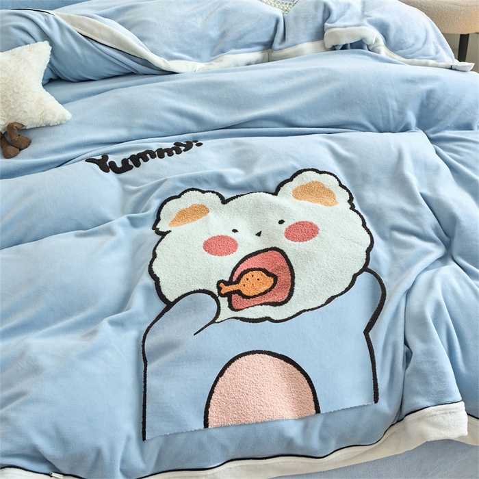 91家纺网 家纺一手货源 找家纺 兰紫橙家纺 2025新款亲肤舒适毛巾绣牛奶绒四件套 小熊-天空蓝