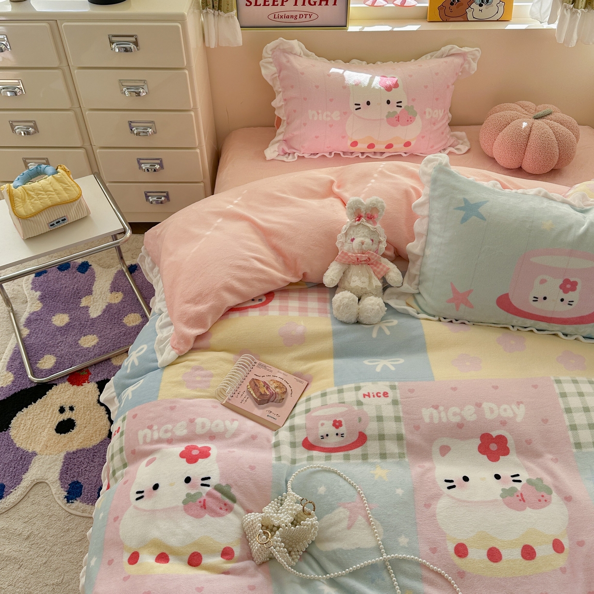 91家纺网 家纺一手货源 找家纺 美乐迪家纺 2025新款加厚牛奶绒花边四件套 猫咪日记