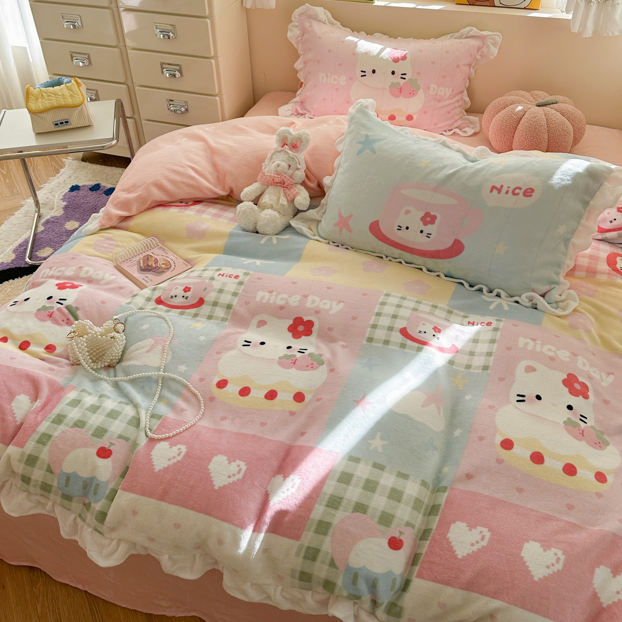 91家纺网 家纺一手货源 找家纺 美乐迪家纺 2025新款加厚牛奶绒花边四件套 猫咪日记