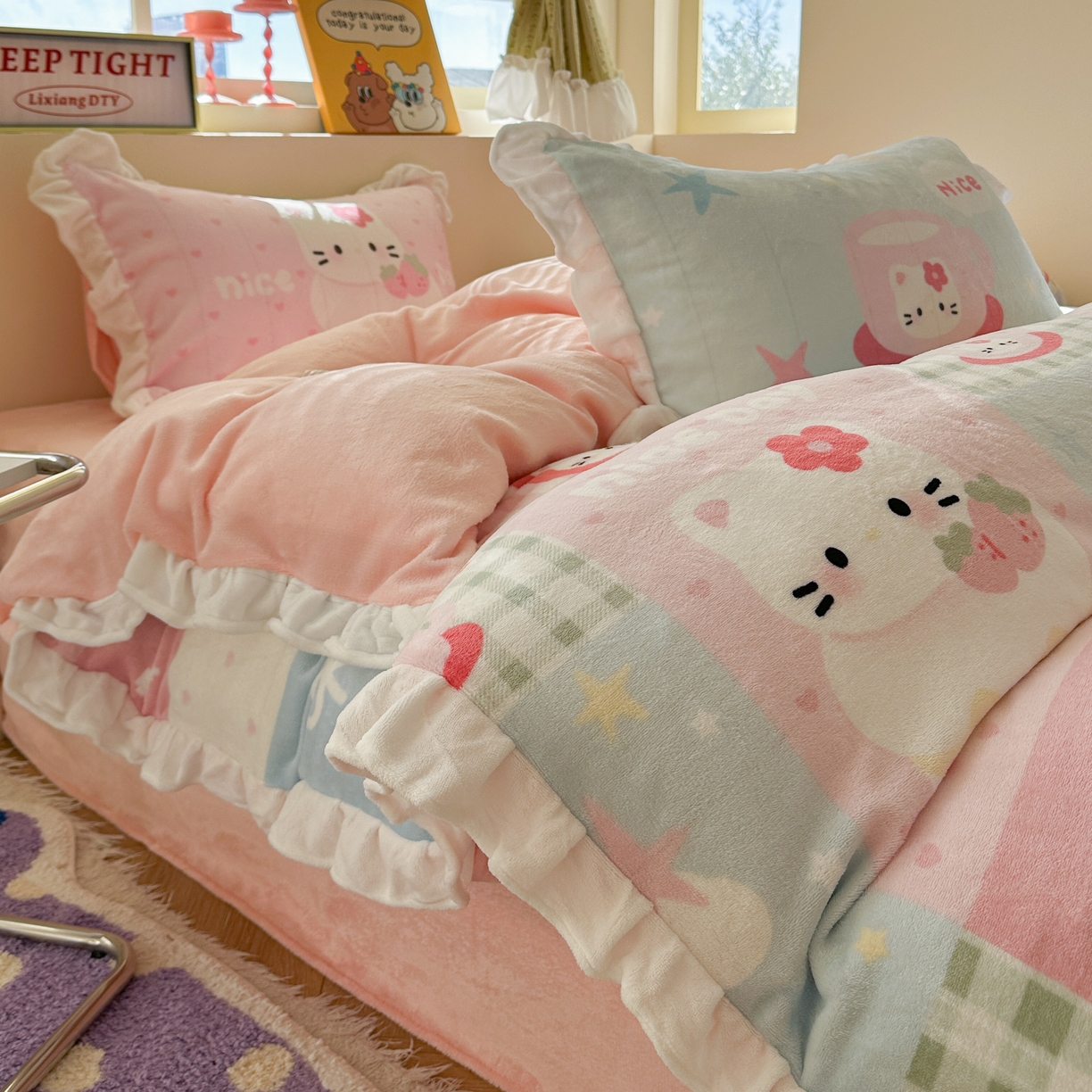 91家纺网 家纺一手货源 找家纺 美乐迪家纺 2025新款加厚牛奶绒花边四件套 猫咪日记