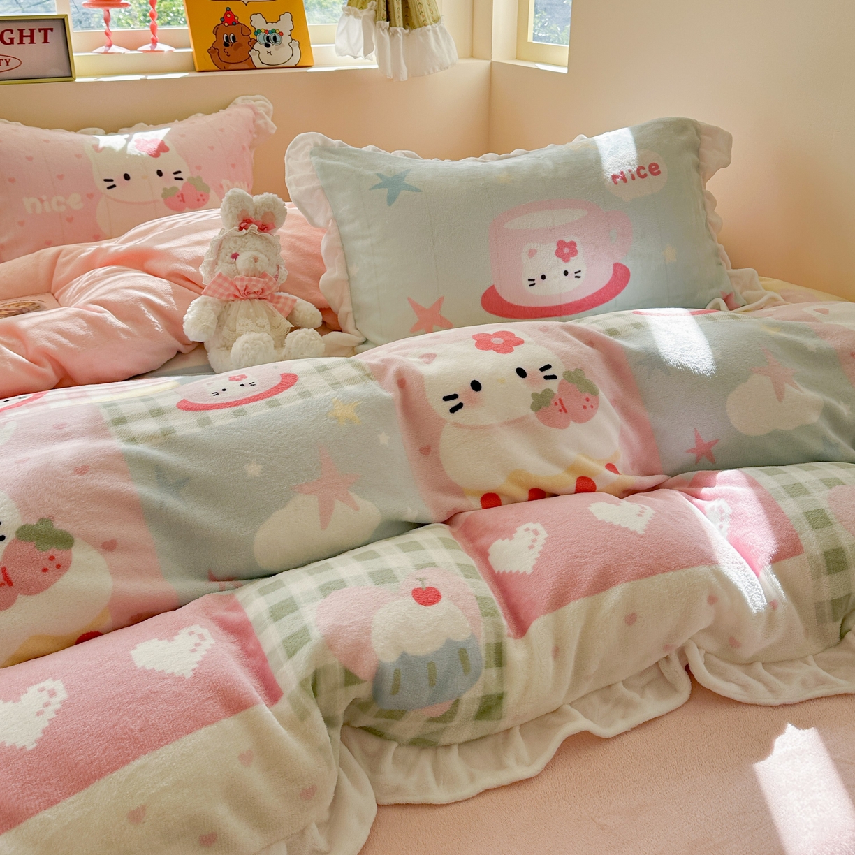 91家纺网 家纺一手货源 找家纺 美乐迪家纺 2025新款加厚牛奶绒花边四件套 猫咪日记