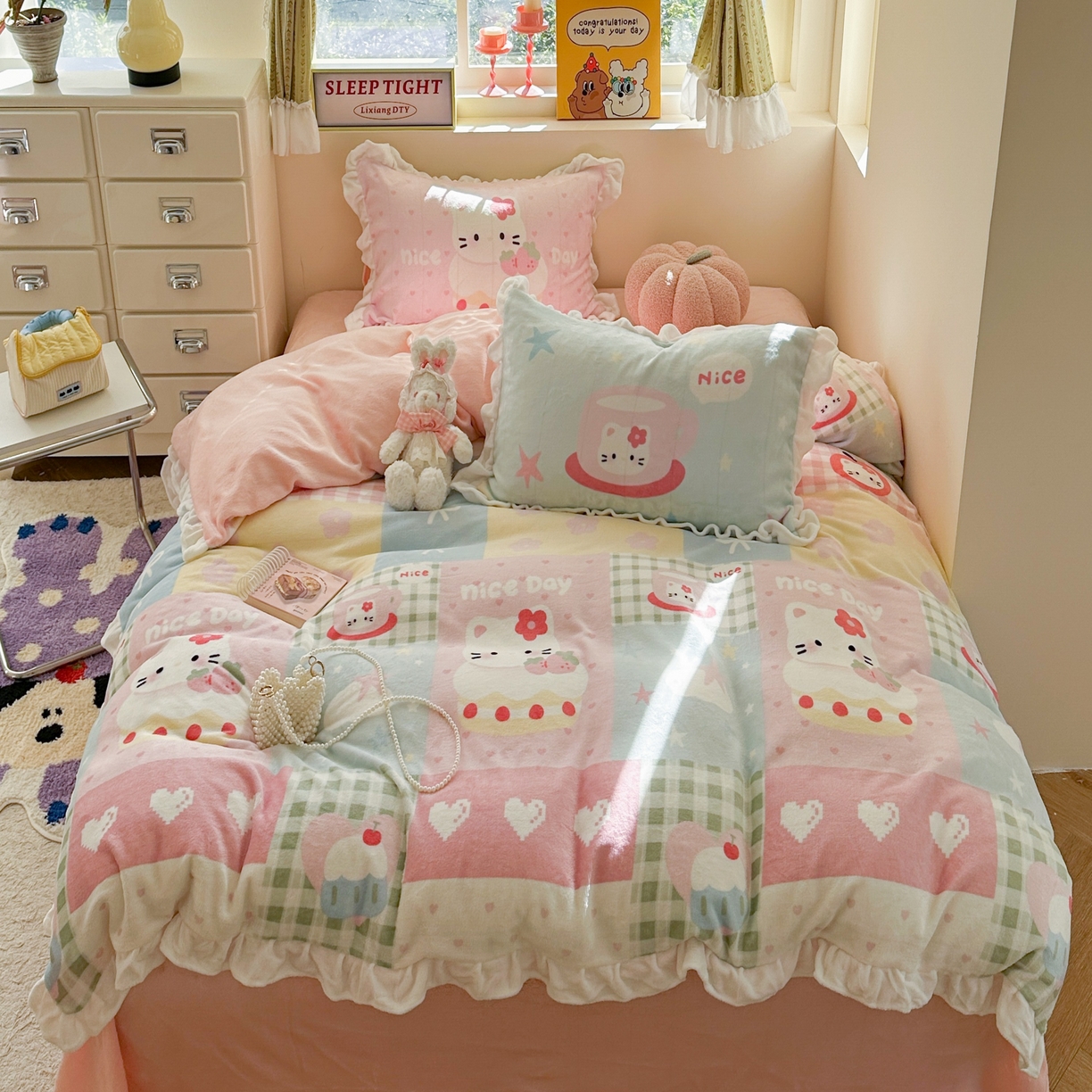 91家纺网 家纺一手货源 找家纺 美乐迪家纺 2025新款加厚牛奶绒花边四件套 猫咪日记