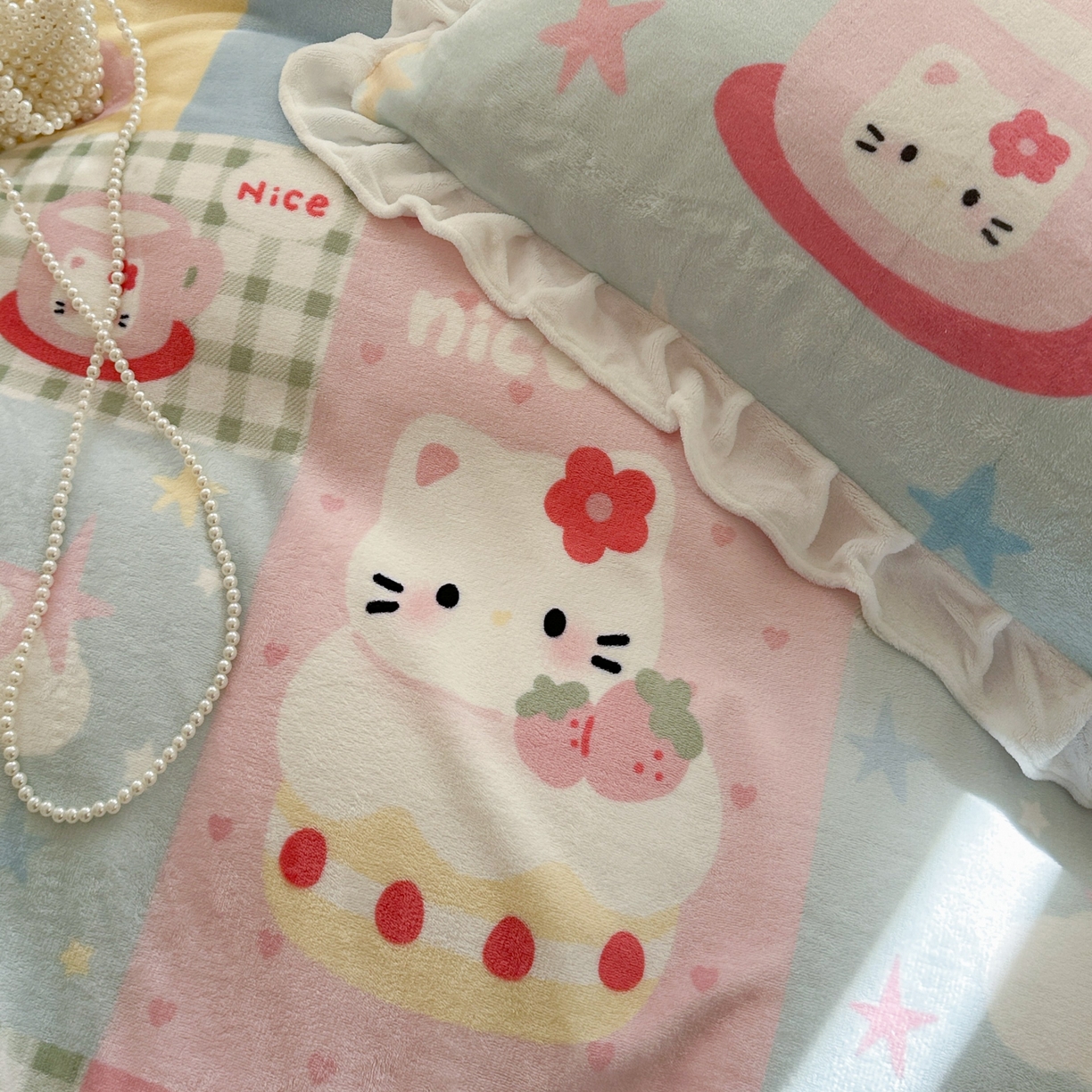 91家纺网 家纺一手货源 找家纺 美乐迪家纺 2025新款加厚牛奶绒花边四件套 猫咪日记