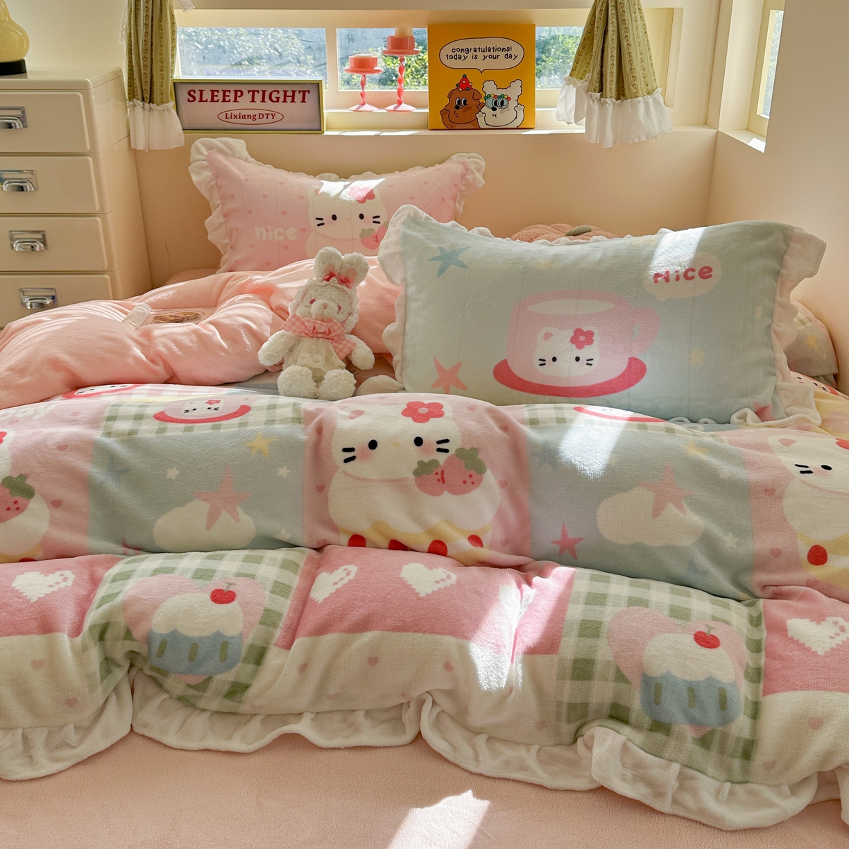 91家纺网 家纺一手货源 找家纺 美乐迪家纺 2025新款加厚牛奶绒花边四件套 猫咪日记