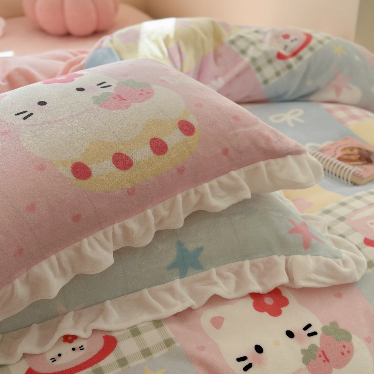 91家纺网 家纺一手货源 找家纺 美乐迪家纺 2025新款加厚牛奶绒花边四件套 猫咪日记