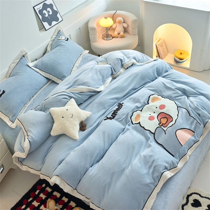 91家纺网 家纺一手货源 找家纺 兰紫橙家纺 2025新款亲肤舒适毛巾绣牛奶绒四件套 小熊-天空蓝