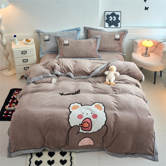 91家纺网 家纺一手货源 找家纺 （总）兰紫橙家纺 2025新款亲肤舒适毛巾绣牛奶绒四件套 8斤重